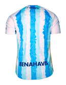 Málaga CF 2024/2025 - Camiseta titular Málaga CF - Hummel Málaga CF - Segunda División - Diseño moderno - Detalles únicos - Málaga - Azul - Blanco - Rojo - Azulejos tradicionales - Gola redonda - Escudo del Málaga CF - Logo de Hummel - Tradición malagueña - Innovación de Hummel - Tecnologías innovadoras - Confort - Rendimiento. 