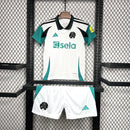 Newcastle III 24/25 conjunto infantil blanca con detalle verde - Newcastle - 24/25 - Conjunto infantil - Blanca - Detalle verde - Fútbol - Equipamiento deportivo - Niños - Estilo.