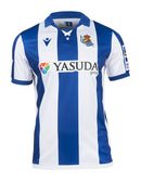 Real Sociedad 20242025 - Camiseta Real Sociedad - Uniforme titular Real Sociedad - Macron Real Sociedad - La Liga EA Sports - Europa League - Diseño clásico - Diseño elegante - Azul celeste - Cuello redondo - Escudo del club - Logo de Macron - Franjas verticales - Historia del club - Tecnologías innovadoras - Confort - Rendimiento.