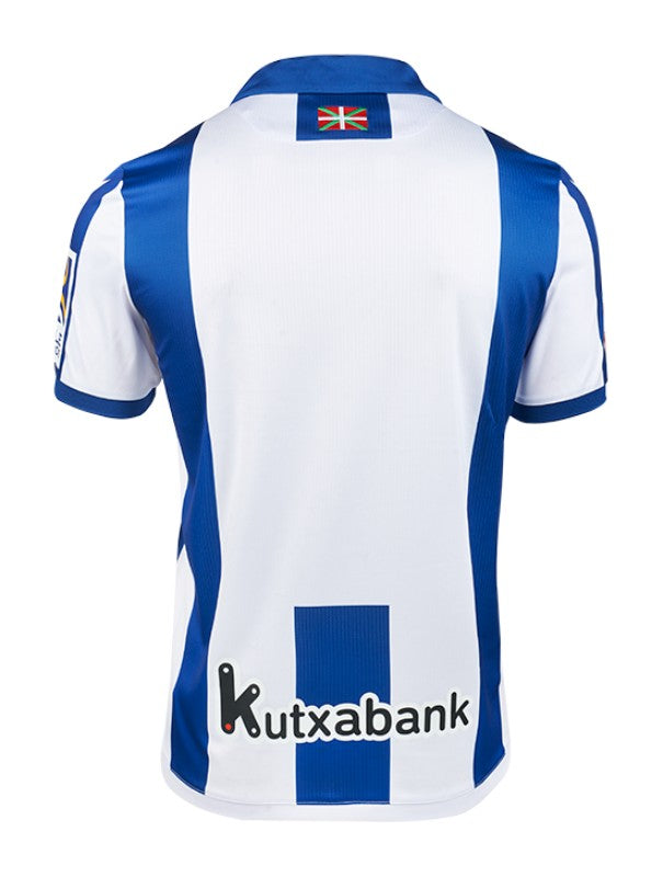 Real Sociedad 20242025 - Camiseta Real Sociedad - Uniforme titular Real Sociedad - Macron Real Sociedad - La Liga EA Sports - Europa League - Diseño clásico - Diseño elegante - Azul celeste - Cuello redondo - Escudo del club - Logo de Macron - Franjas verticales - Historia del club - Tecnologías innovadoras - Confort - Rendimiento.