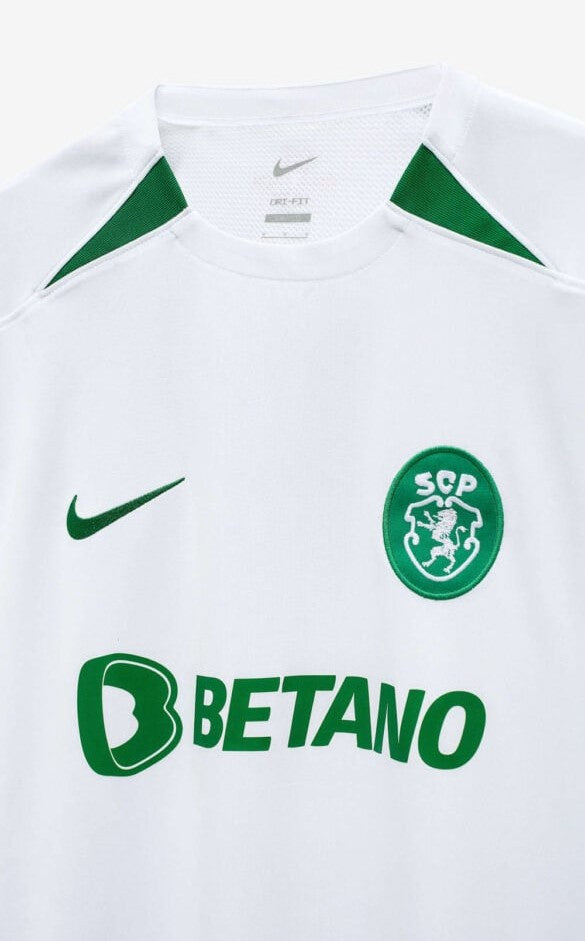 Sporting CP 20242025 - Camiseta alternativa Sporting CP - Nike Sporting CP - Primeira Liga - Copa de Portugal - Champions League - Diseño audaz - Diseño moderno - Negro - Verde - Blanco - Francisco Stromp - Rayas horizontales - Gola redonda - Escudo del Sporting CP - Logo de Nike - Betano - Homenaje - Centenario - Tecnologías innovadoras - Confort - Rendimiento.