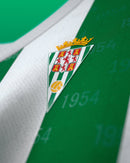 Córdoba CF - Camiseta local - Joma - La Liga 2 - Temporada 2024-2025 - Diseño único - Detalles - Equipación - Fútbol - LaLiga - España - Club - Nueva camiseta - Lanzamiento - Equipamiento deportivo - Fútbol español - Diseño moderno - Tradicional - Clásico - Moderno - Estilo - Rendimiento - Confort - Tecnología - Innovación.