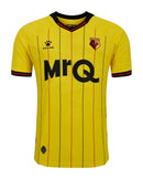 Watford 2024/2025 - Camiseta titular Watford - Campeonato de la EFL - Diseño clásico - Detalles modernos - Amarillo - Negro - Gola redonda - Escudo del Watford - Identidad del club - Historia del club - Elementos clásicos - Detalles modernos
