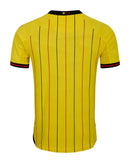 Watford 2024/2025 - Camiseta titular Watford - Campeonato de la EFL - Diseño clásico - Detalles modernos - Amarillo - Negro - Gola redonda - Escudo del Watford - Identidad del club - Historia del club - Elementos clásicos - Detalles modernos