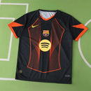 CAMISETA BARCELONA NEGRA Y NARANJA HOMBRE 25/26
