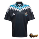 CAMISETA NEWCASTLE RETRO NEGRA GEOMÉTRICA 26/27 HOMBRE