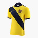 Ecuador 2024/2025 - Camiseta Ecuador - Uniforme titular Ecuador - Marathon Ecuador - Amarillo - Copa América - Gola azul - Pantalones azules - Medias amarillas - Pasión - Espíritu competitivo - Identidad - Orgullo - Tecnologías de última generación - Rendimiento óptimo.