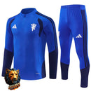 CHÁNDAL MEDIA CREMALLERA + PANTALONES MANCHESTER UNITED AZUL Y AZUL MARINO 26/27 HOMBRE