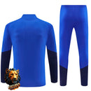 CHÁNDAL MEDIA CREMALLERA + PANTALONES MANCHESTER UNITED AZUL Y AZUL MARINO 26/27 HOMBRE