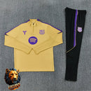 CHÁNDAL MEDIA CREMALLERA + PANTALONES BARCELONA DORADO Y MORADO 26/27 HOMBRE