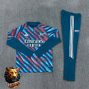 CHÁNDAL MEDIA CREMALLERA + PANTALONES ARSENAL AZUL CAMUFLAJE Y ROJO 26/27 HOMBRE