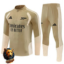 CHÁNDAL MEDIA CREMALLERA + PANTALONES ARSENAL DORADO Y BEIGE 26/27 HOMBRE