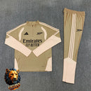 CHÁNDAL MEDIA CREMALLERA + PANTALONES ARSENAL DORADO Y BEIGE 26/27 HOMBRE