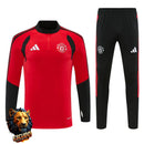 CHÁNDAL MEDIA CREMALLERA + PANTALONES MANCHESTER UNITED ROJO Y NEGRO 26/27 HOMBRE