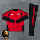 CHÁNDAL MEDIA CREMALLERA + PANTALONES MANCHESTER UNITED ROJO Y NEGRO 26/27 HOMBRE
