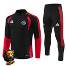 CHÁNDAL MEDIA CREMALLERA + PANTALONES MANCHESTER UNITED NEGRO Y ROJO 26/27 HOMBRE