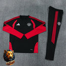 CHÁNDAL MEDIA CREMALLERA + PANTALONES MANCHESTER UNITED NEGRO Y ROJO 26/27 HOMBRE