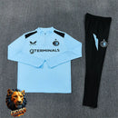 CHÁNDAL MEDIA CREMALLERA + PANTALONES FEYENOORD AZUL CELESTE Y NEGRO 26/27 HOMBRE