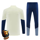 CHÁNDAL MEDIA CREMALLERA + PANTALONES BAYERN MÚNICH BEIGE Y AZUL MARINO 26/27 HOMBRE