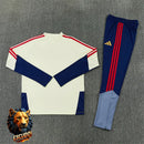 CHÁNDAL MEDIA CREMALLERA + PANTALONES BAYERN MÚNICH BEIGE Y AZUL MARINO 26/27 HOMBRE
