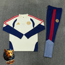 CHÁNDAL MEDIA CREMALLERA + PANTALONES BAYERN MÚNICH BEIGE Y AZUL MARINO 26/27 HOMBRE