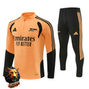 CHÁNDAL MEDIA CREMALLERA + PANTALONES ARSENAL NARANJA Y NEGRO 26/27 HOMBRE