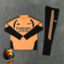 CHÁNDAL MEDIA CREMALLERA + PANTALONES ARSENAL NARANJA Y NEGRO 26/27 HOMBRE