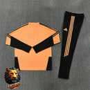 CHÁNDAL MEDIA CREMALLERA + PANTALONES ARSENAL NARANJA Y NEGRO 26/27 HOMBRE