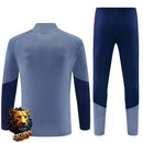 CHÁNDAL MEDIA CREMALLERA + PANTALONES BAYERN MÚNICH GRIS OSCURO Y AZUL MARINO 26/27 HOMBRE