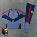 CHÁNDAL MEDIA CREMALLERA + PANTALONES BAYERN MÚNICH GRIS OSCURO Y AZUL MARINO 26/27 HOMBRE