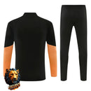 CHÁNDAL MEDIA CREMALLERA + PANTALONES ARSENAL NEGRO Y NARANJA 26/27 HOMBRE
