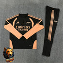 CHÁNDAL MEDIA CREMALLERA + PANTALONES ARSENAL NEGRO Y NARANJA 26/27 HOMBRE