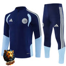 CHÁNDAL MEDIA CREMALLERA + PANTALONES AJAX AZUL MARINO Y AZUL CELESTE 26/27 HOMBRE