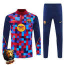 CHÁNDAL MEDIA CREMALLERA + PANTALONES BARCELONA AZUL MARINO CAMUFLAJE Y ROJO 26/27 HOMBRE