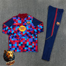 CHÁNDAL MEDIA CREMALLERA + PANTALONES BARCELONA AZUL MARINO CAMUFLAJE Y ROJO 26/27 HOMBRE