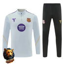 CHÁNDAL MEDIA CREMALLERA + PANTALONES BARCELONA GRIS CLARO Y MORADO 26/27 HOMBRE