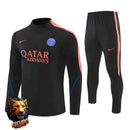CHÁNDAL MEDIA CREMALLERA + PANTALONES PSG NEGRO Y NARANJA 26/27 HOMBRE