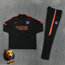 CHÁNDAL MEDIA CREMALLERA + PANTALONES PSG NEGRO Y NARANJA 26/27 HOMBRE