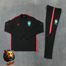 CHÁNDAL MEDIA CREMALLERA + PANTALONES BRASIL JORDAN NEGRO Y ROJO 26/27 HOMBRE