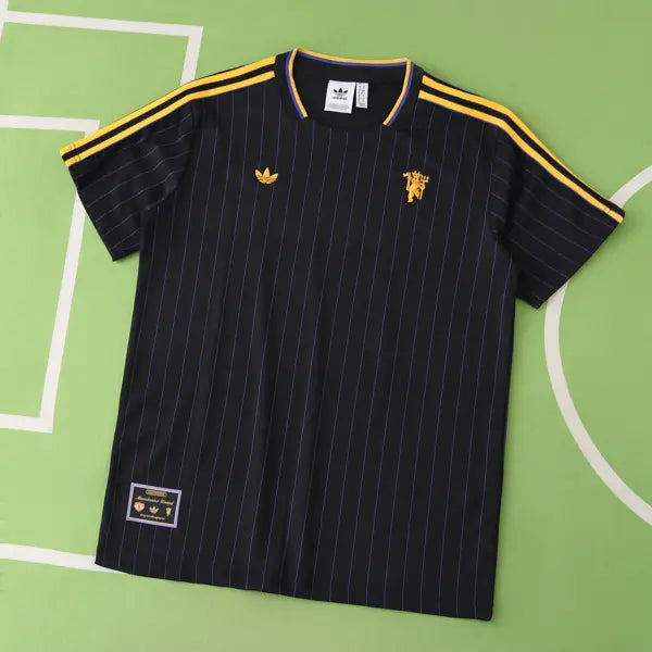 MANCHESTER UNITED ENTRANIMENTO 25/26 NEGRA HOMBRE (RETRO)