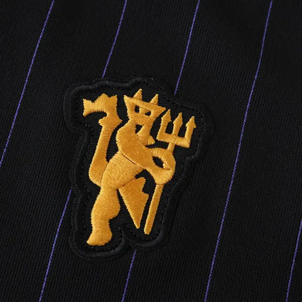 MANCHESTER UNITED ENTRANIMENTO 25/26 NEGRA HOMBRE (RETRO)