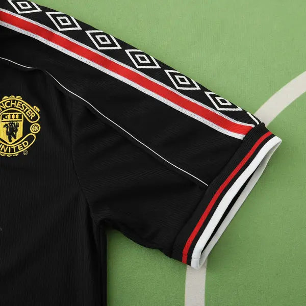 MANCHESTER UNITED 98/99 NEGRA HOMBRE (RETRO)